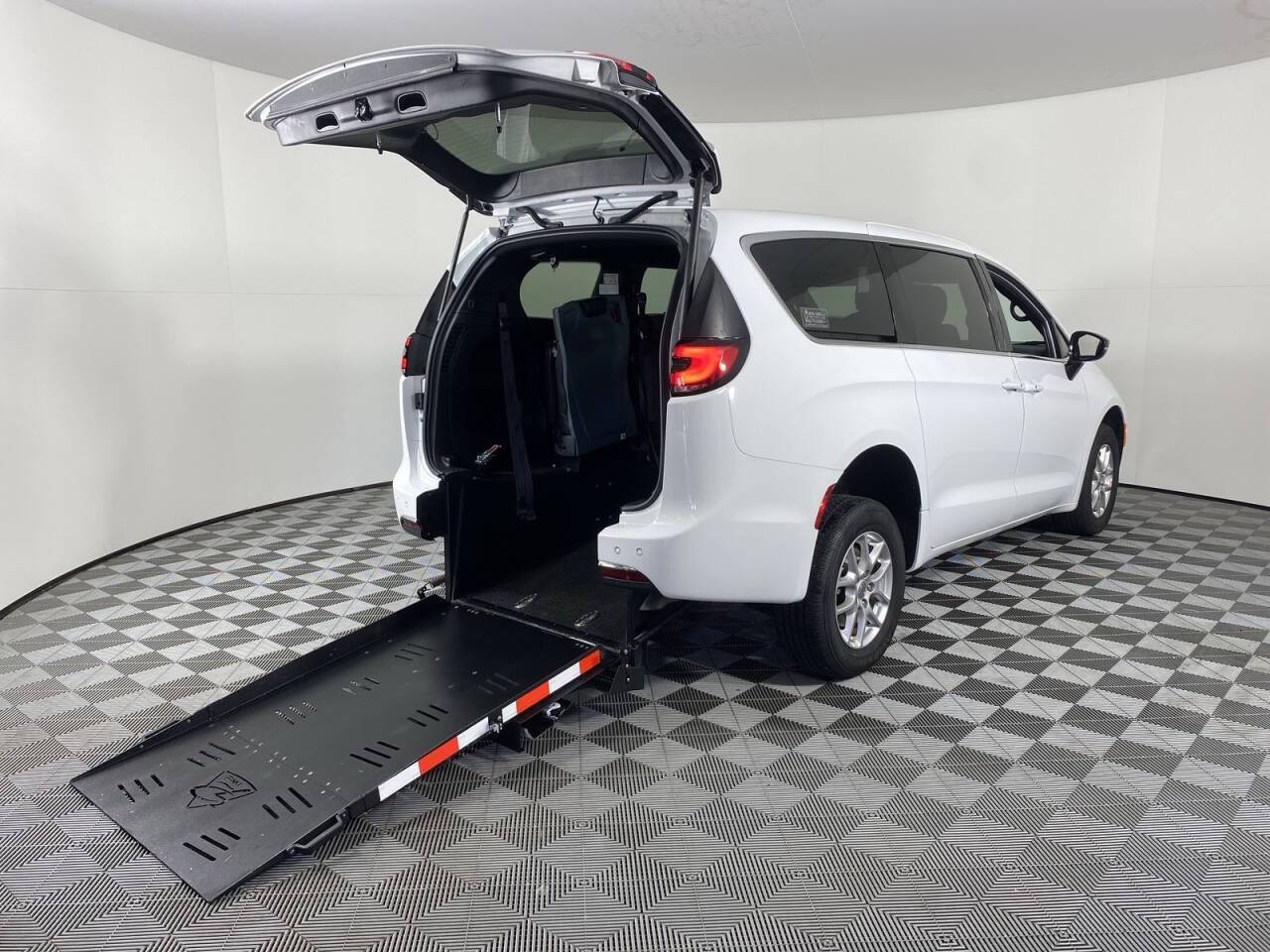 2024 Chrysler Pacifica