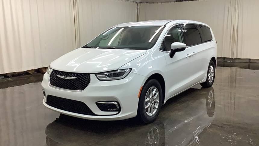 2023 Chrysler Pacifica Touring L — Minivan — 29,982 mi — Warsaw, IN