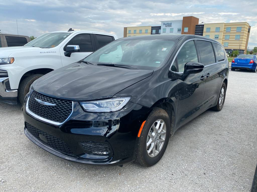 2025 Chrysler Pacifica Select — Minivan — 5,106 mi — Warsaw, IN