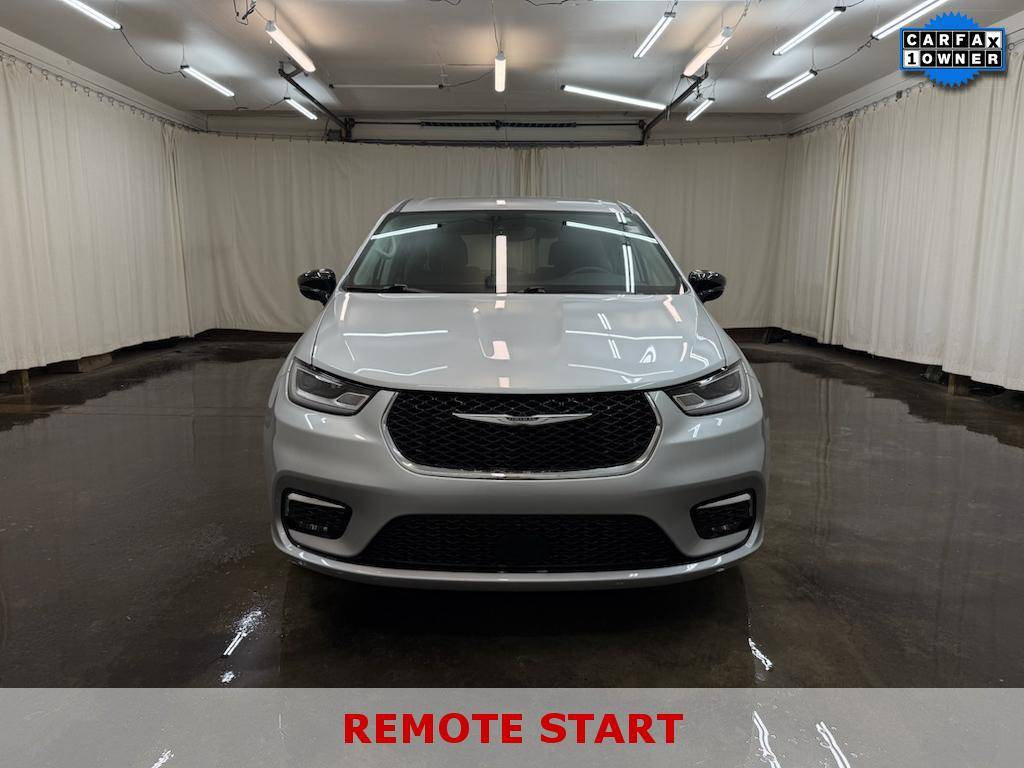 2024 Chrysler Pacifica Touring L — Minivan — 17,909 mi — Warsaw, IN