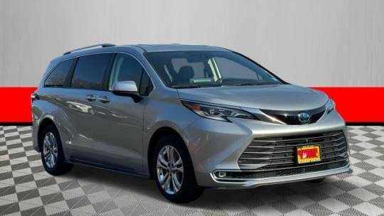 2022 Toyota Sienna Platinum — Minivan — 10,246 mi — Oakdale, NY