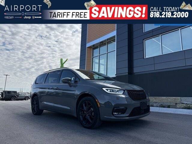 2022 Chrysler Pacifica Limited — Minivan — 44,930 mi — Platte City, MO