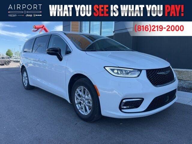 2024 Chrysler Pacifica Touring L — Minivan — 22,748 mi — Platte City, MO