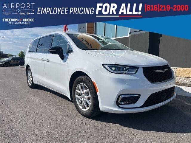 2024 Chrysler Pacifica Touring L — Minivan — 16,503 mi — Platte City, MO