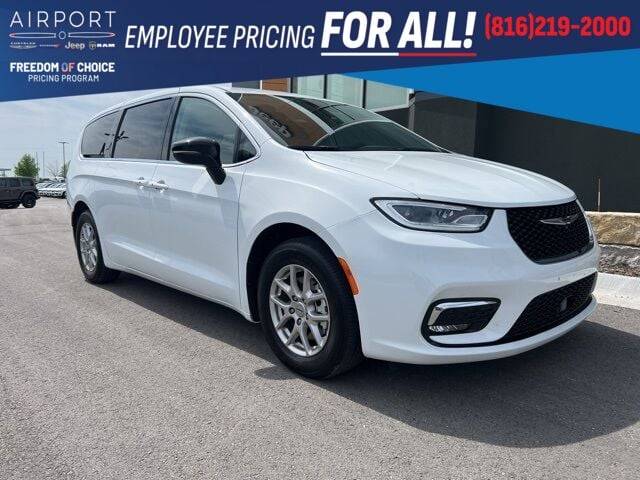 2024 Chrysler Pacifica Touring L — Minivan — 21,541 mi — Platte City, MO