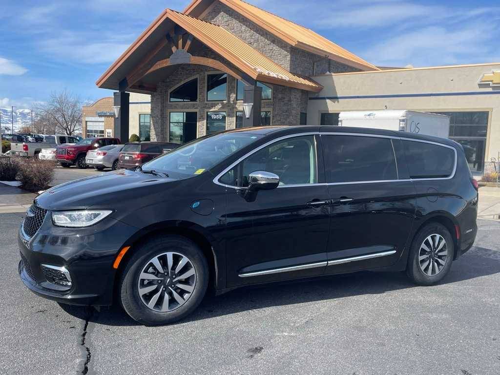 2023 Chrysler Pacifica Hybrid Limited — Minivan — 59,512 mi — Logan, UT