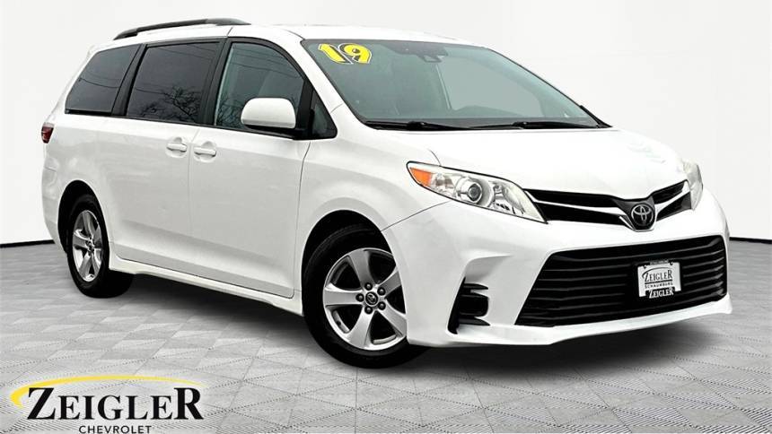 2019 Toyota Sienna LE — Minivan — 83,929 mi — Schaumburg, IL