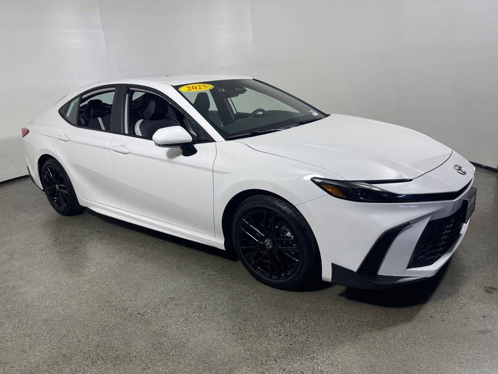 2025 Toyota Camry SE — Sedan — 5,720 mi — Escondido, CA