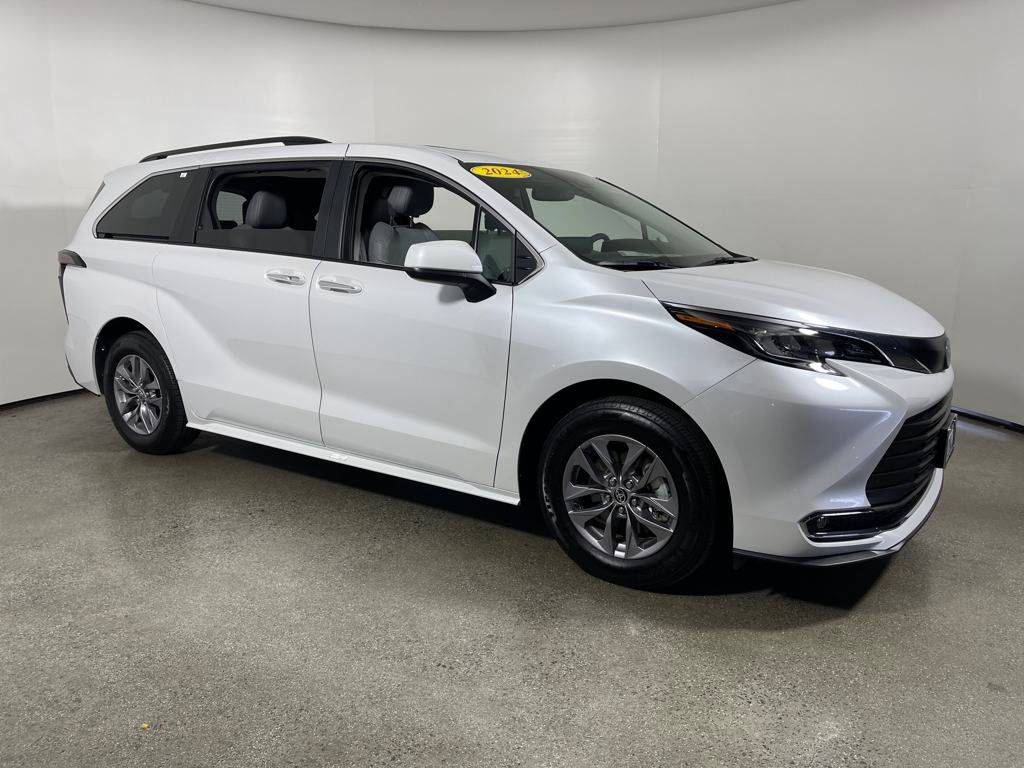 2024 Toyota Sienna XLE — Minivan — 11,215 mi — Escondido, CA