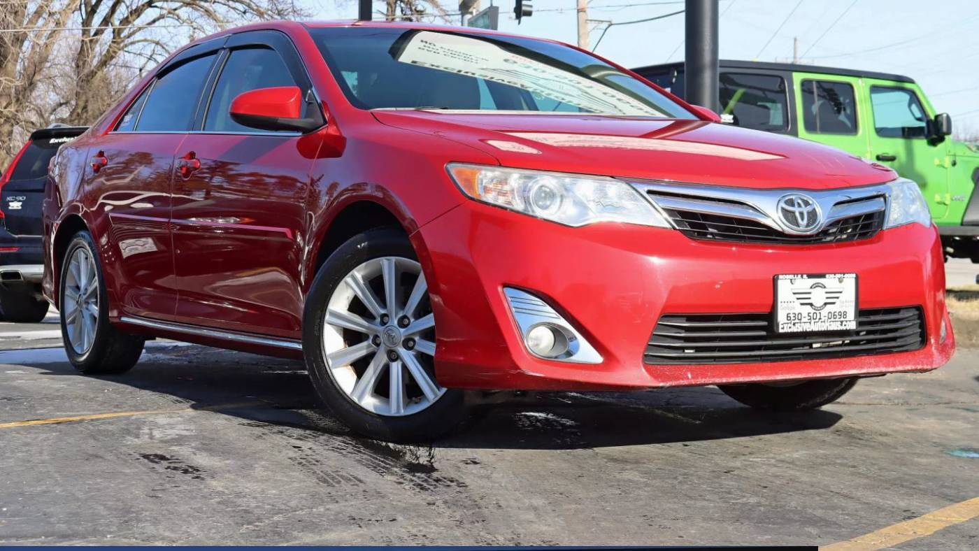 2014 Toyota Camry XLE V6 — Sedan — 100,353 mi — Roselle, IL