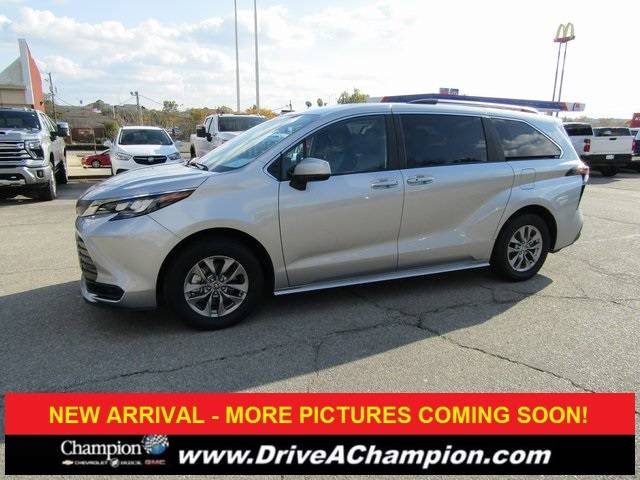 2025 Toyota Sienna LE — Minivan — 8,224 mi — La Grange, KY