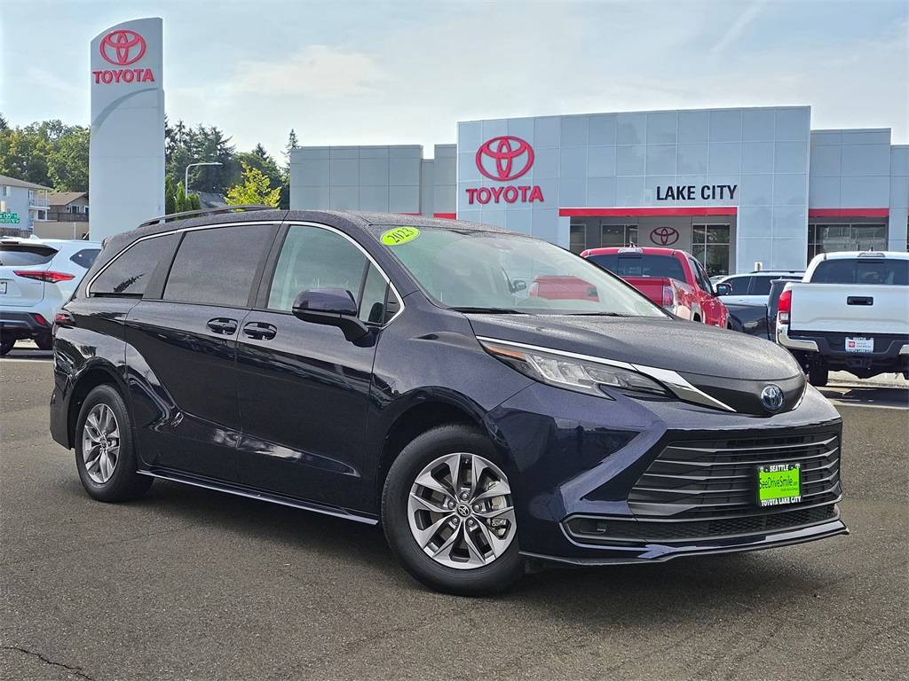 2023 Toyota Sienna LE — Minivan — 33,766 mi — Seattle, WA