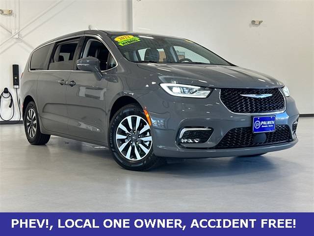 2022 Chrysler Pacifica Hybrid Touring L — Minivan — 63,722 mi — Kenosha, WI