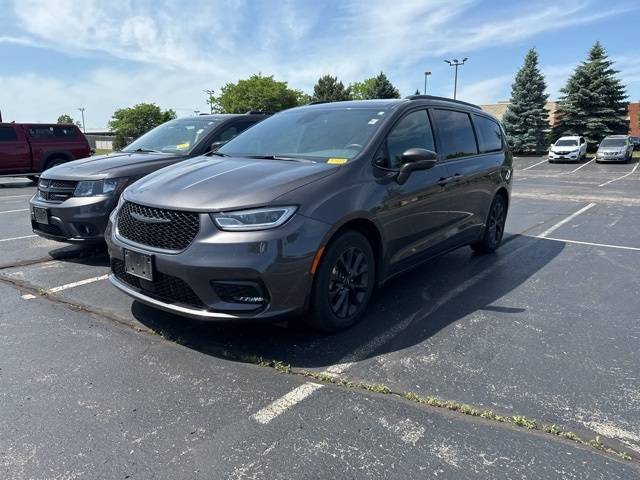 2021 Chrysler Pacifica Touring L — Minivan — 37,197 mi — Kenosha, WI