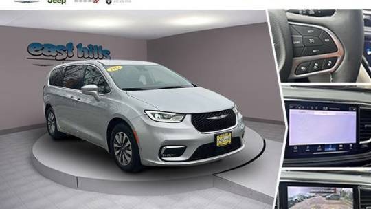 2022 Chrysler Pacifica Hybrid Touring L — Minivan — 16,458 mi — Greenvale, NY