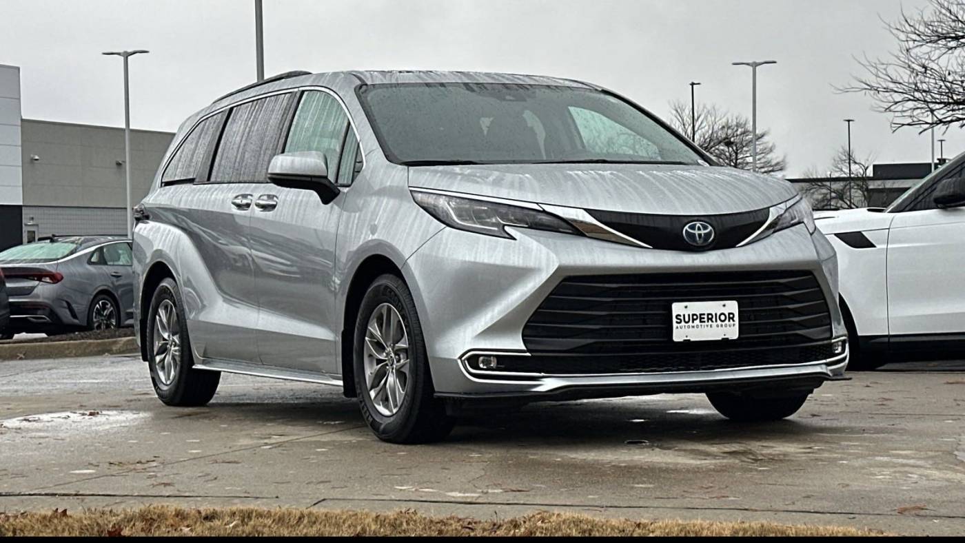 2022 Toyota Sienna XLE — Minivan — 52,378 mi — Bentonville, AR