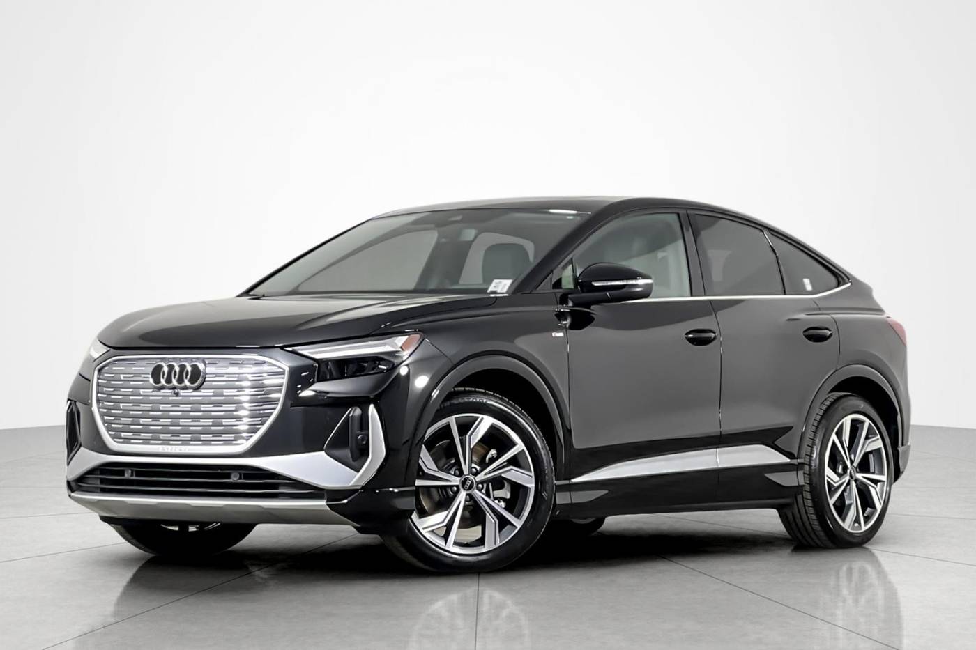 2025 Audi Q4 e-tron Premium — SUV — 5,661 mi — Beverly Hills, CA