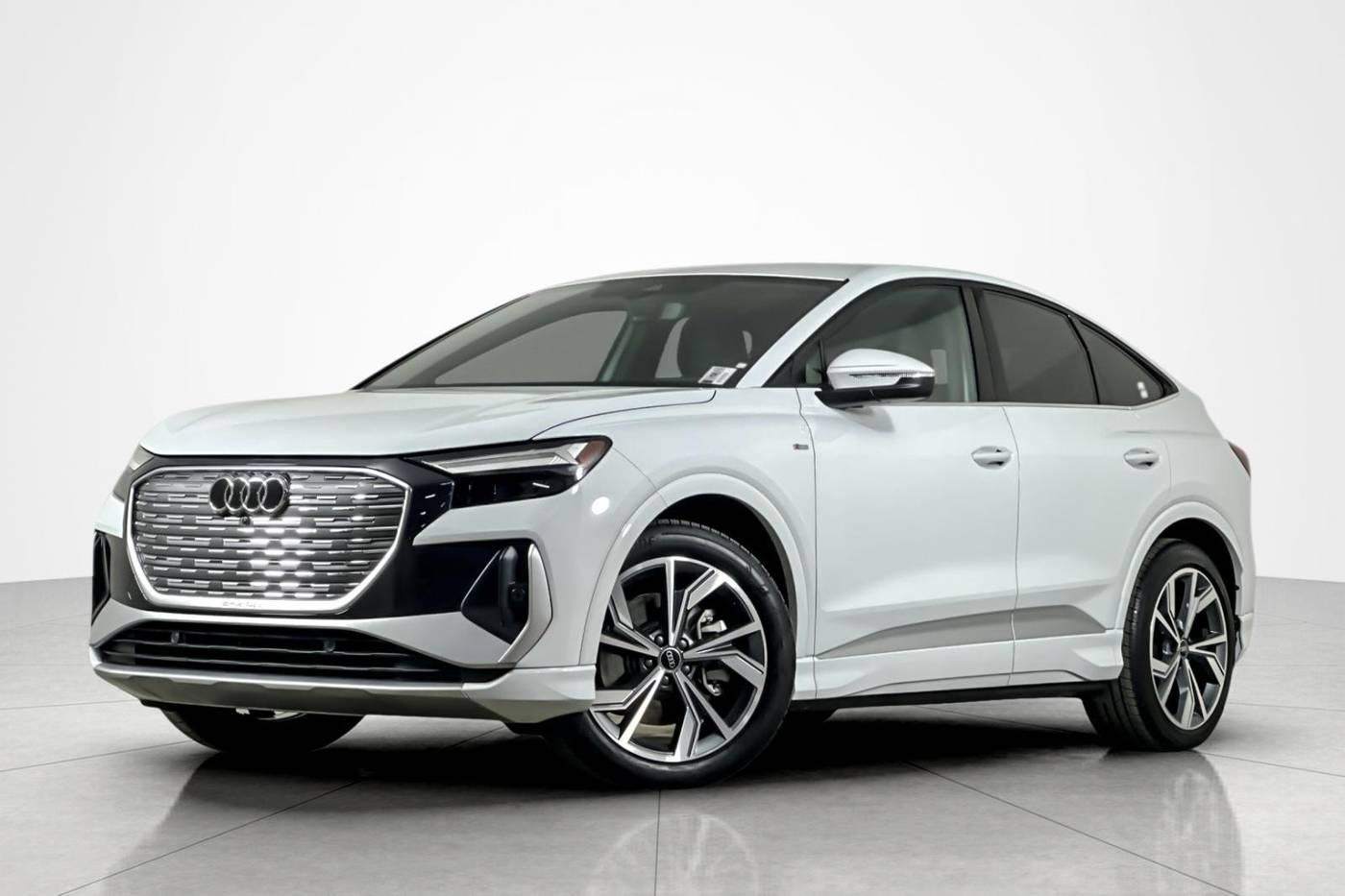 2025 Audi Q4 e-tron Premium — SUV — 4,101 mi — Beverly Hills, CA