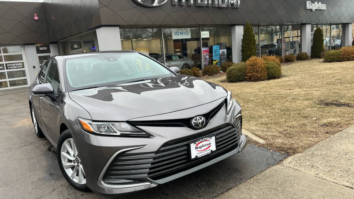 2023 Toyota Camry LE — Sedan — 27,637 mi — Glenview, IL