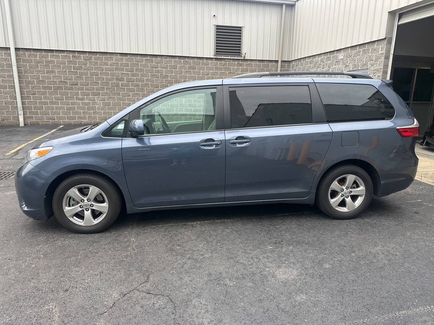 2015 Toyota Sienna LE — Minivan — 98,968 mi — Shepherdsville, KY