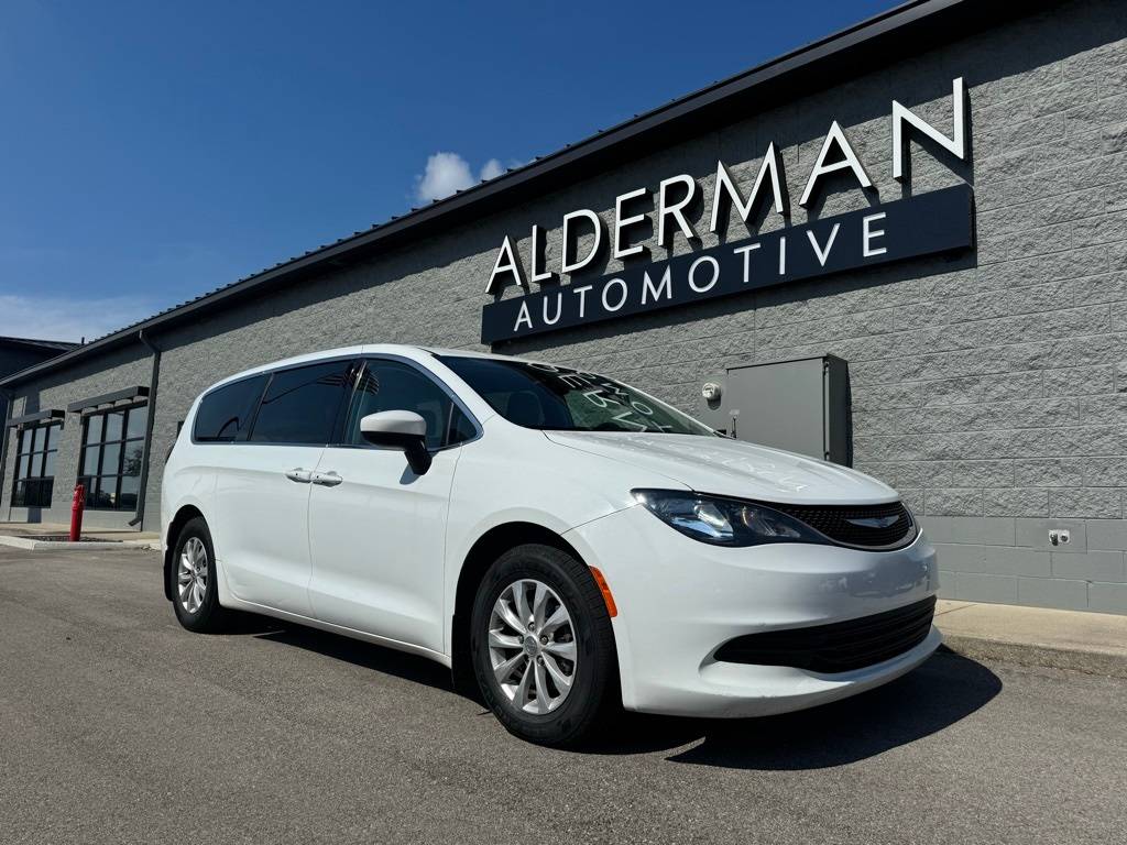 2017 Chrysler Pacifica Touring — Minivan — 96,630 mi — Fishers, IN