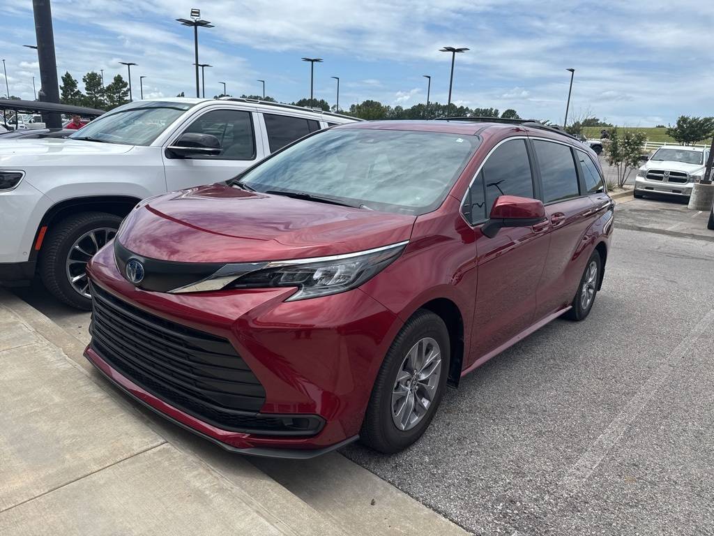 2024 Toyota Sienna LE — Minivan — 11,513 mi — Owasso, OK