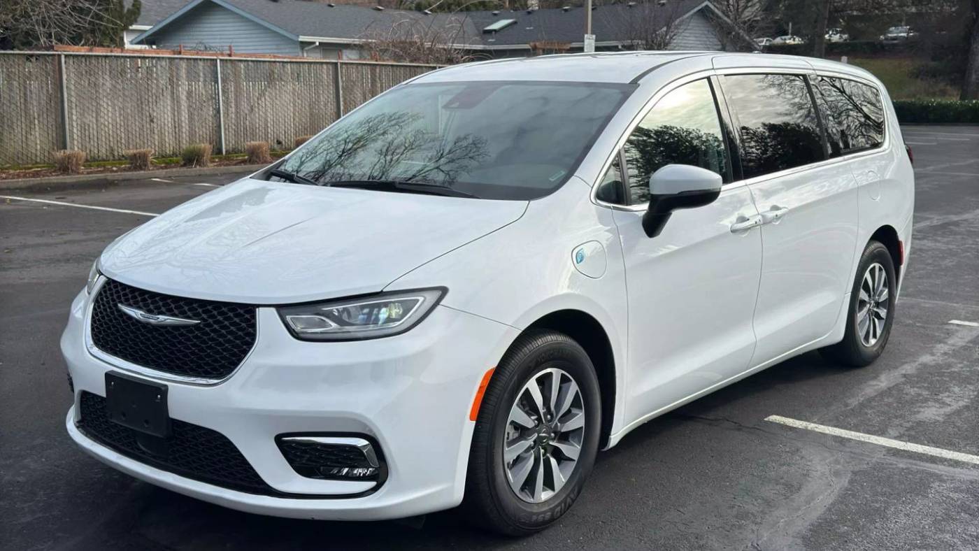2023 Chrysler Pacifica Hybrid Touring L — Minivan — 16,568 mi — Portland, OR