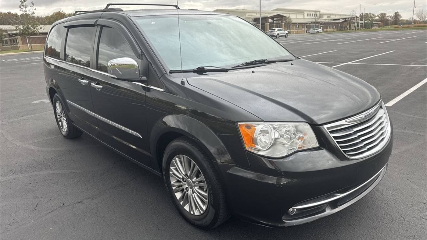 2016 Chrysler Town & Country Touring-L Anniversary Edition — Minivan — 105,144 mi — Elida, OH