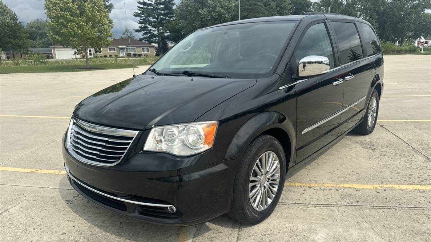 2013 Chrysler Town & Country Touring-L — Minivan — 141,961 mi — Elida, OH