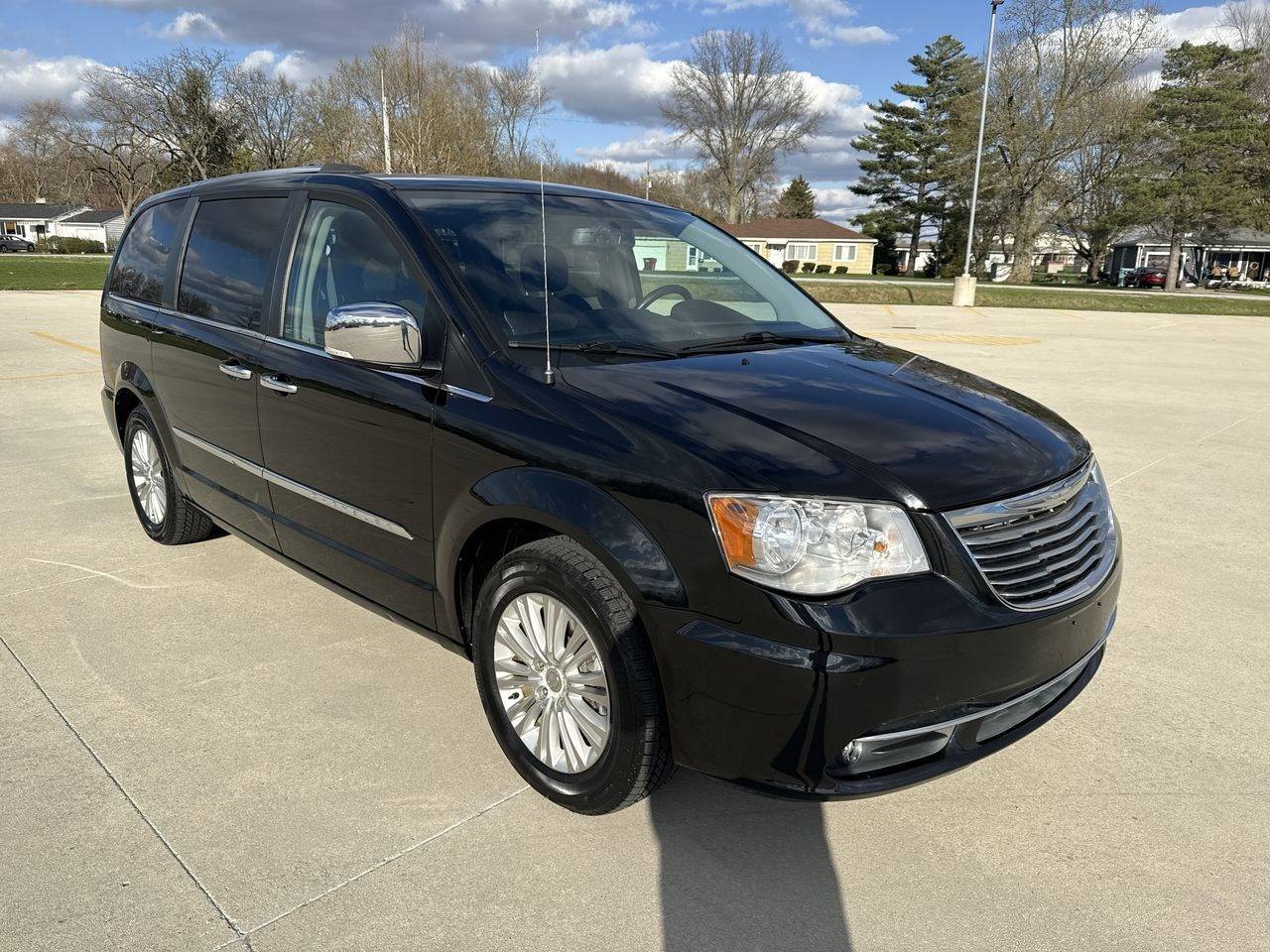 2015 Chrysler Town & Country Limited — Minivan — 123,202 mi — Elida, OH