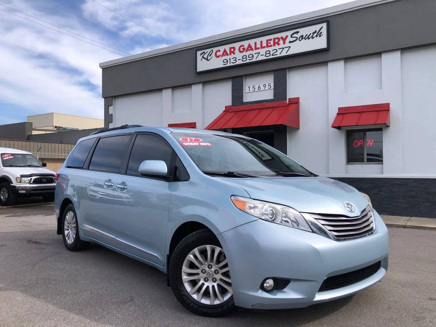 2017 Toyota Sienna XLE Premium — Minivan — 96,249 mi — olathe, KS