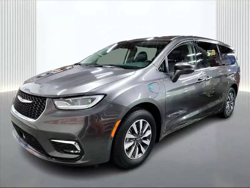 2022 Chrysler Pacifica Hybrid Touring L — Minivan — 73,696 mi — Hillside, NJ