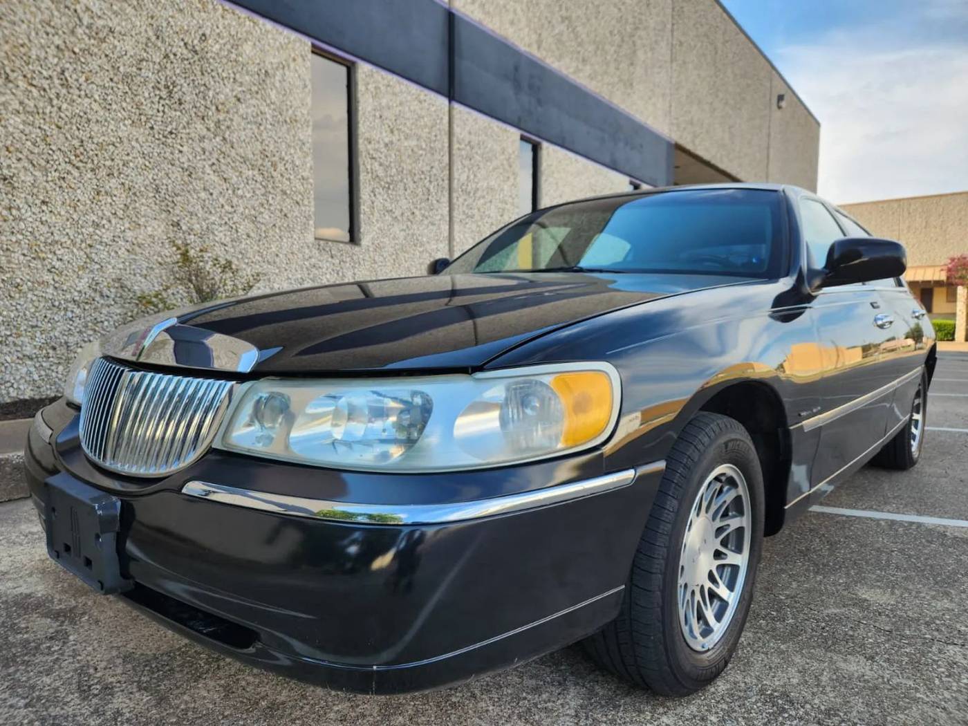 2001 Lincoln Town Car Signature — Sedan — 64,144 mi — Dallas, TX