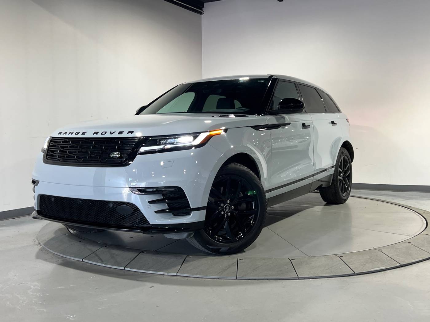 2024 Land Rover Range Rover Velar Dynamic SE — SUV — 13,170 mi — Warren, MI