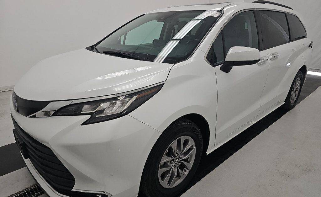 2023 Toyota Sienna XLE — Minivan — 83,175 mi — Oak Forest, IL