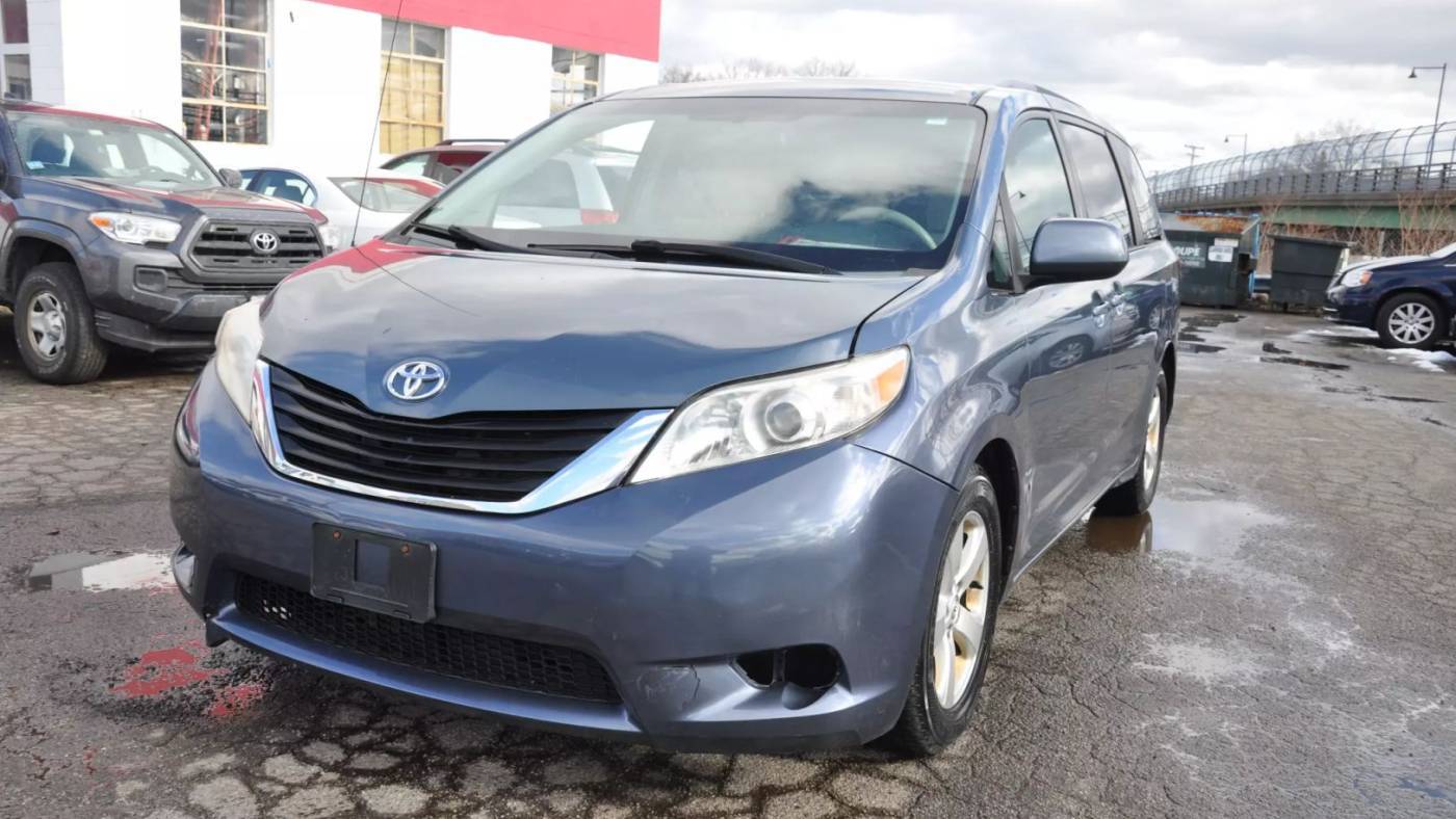 2014 Toyota Sienna LE — Minivan — 100,268 mi — Braintree, MA