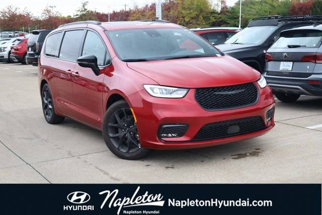 2025 Chrysler Pacifica Limited — Minivan — 29,432 mi — Hazelwood, MO