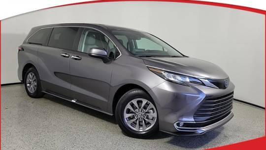 2022 Toyota Sienna XLE — Minivan — 10,123 mi — Royal Palm Beach, FL