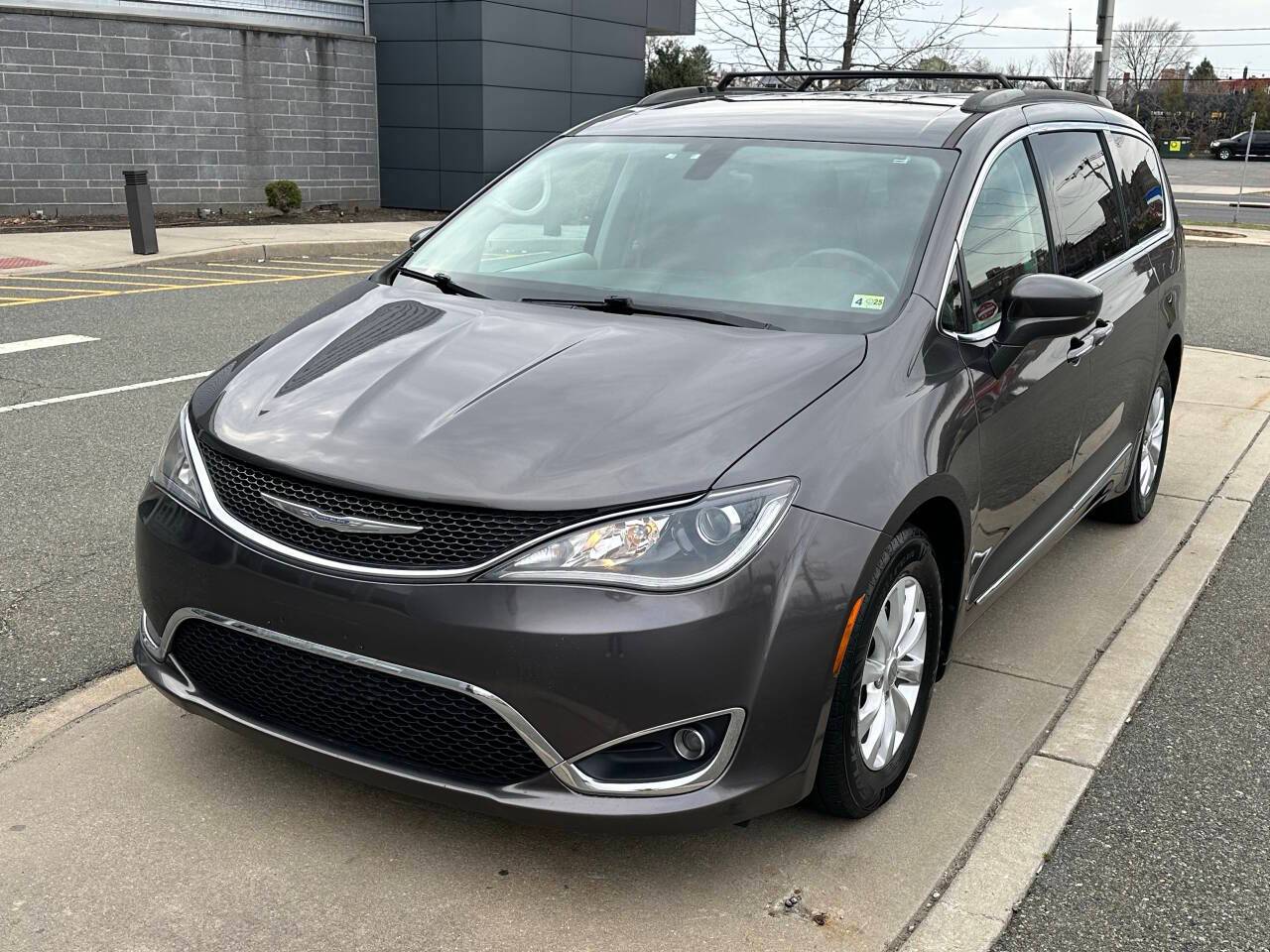 2017 Chrysler Pacifica Touring L — Minivan — 81,405 mi — Bayonne, NJ