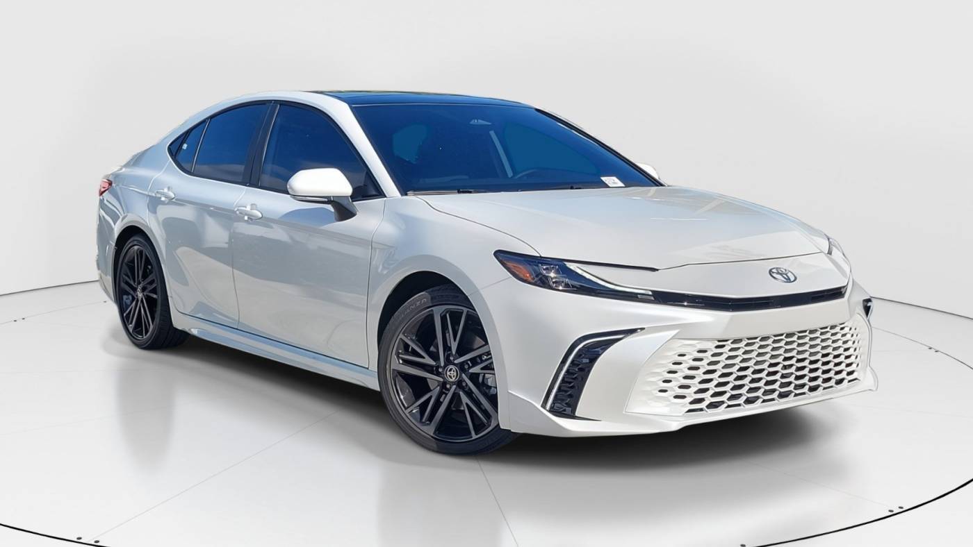 2025 Toyota Camry LE — Sedan — 808 mi — Miami, FL