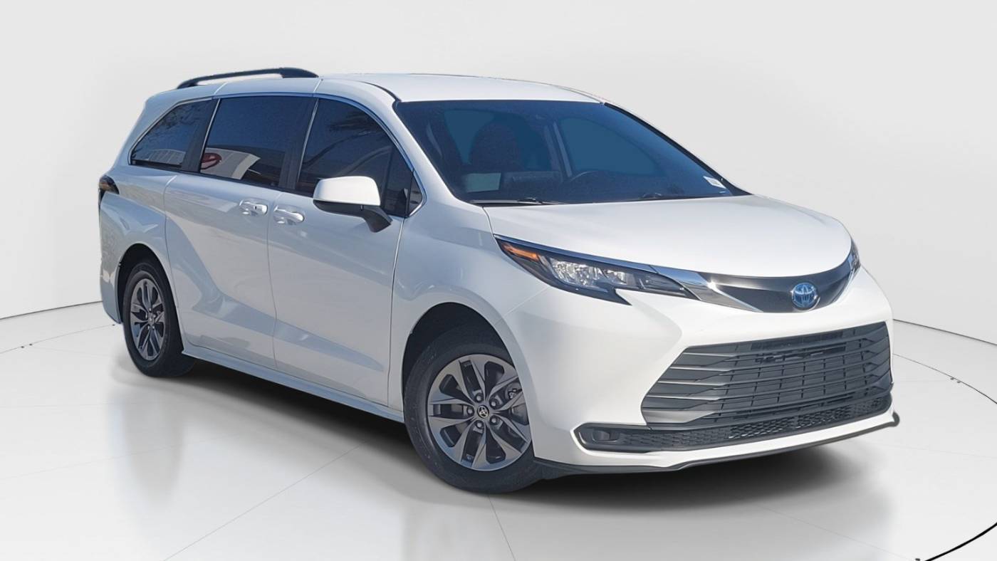 2022 Toyota Sienna LE — Minivan — 42,378 mi — Miami, FL
