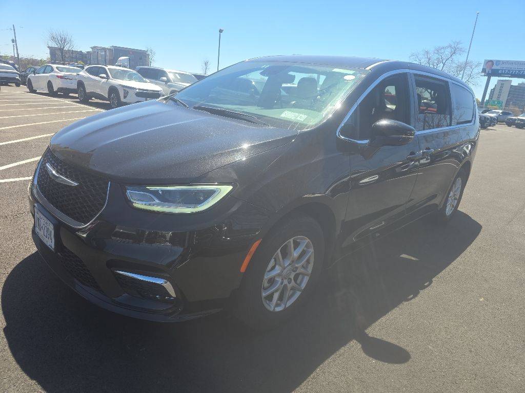 2025 Chrysler Pacifica Select — Minivan — 22,654 mi — Boston, MA