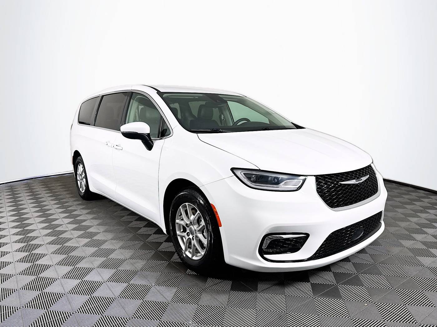 2023 Chrysler Pacifica Touring L — Minivan — 76,221 mi — St. Petersburg, FL