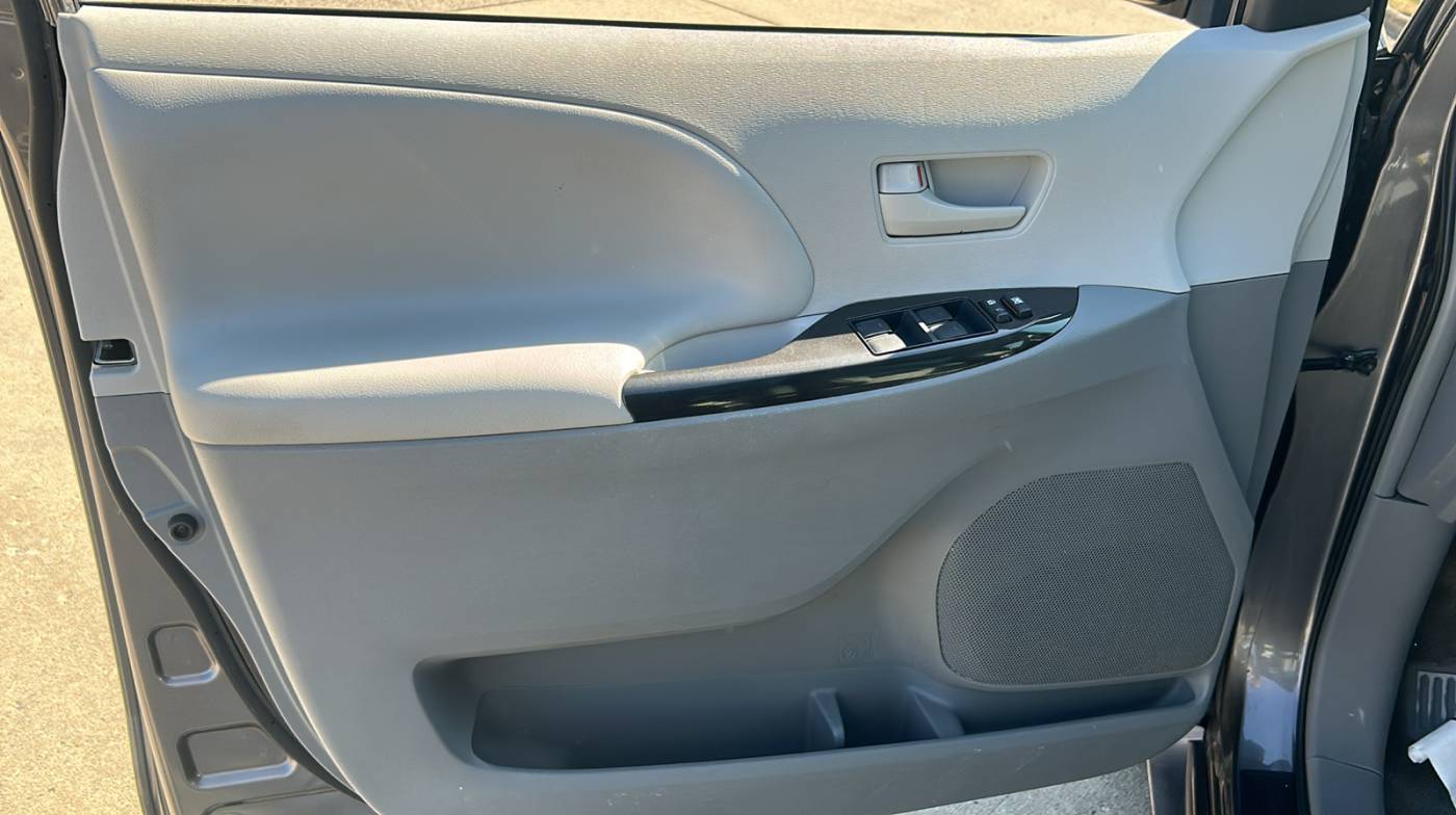 2014 Toyota Sienna LE — Minivan — 114,953 mi — Des Moines, IA