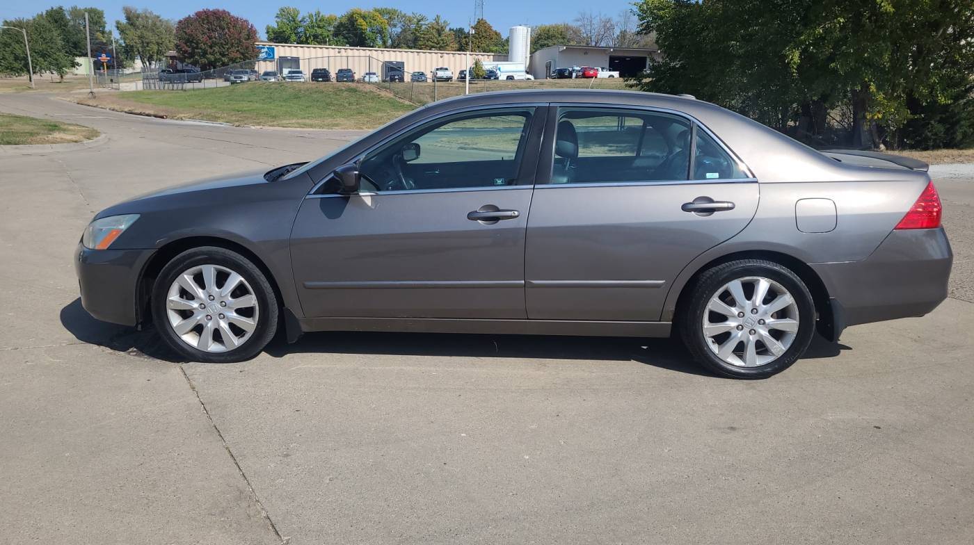 2006 Honda Accord EX-L V6 — Sedan — 182,145 mi — Des Moines, IA