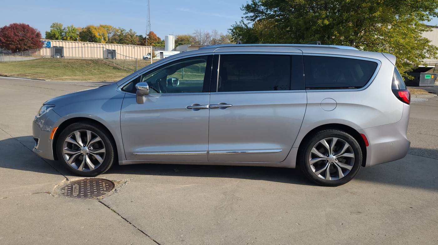 2018 Chrysler Pacifica Limited — Minivan — 93,416 mi — Des Moines, IA