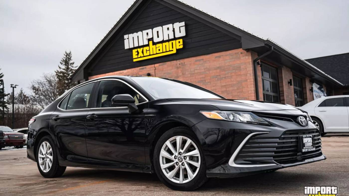 2021 Toyota Camry LE — Sedan — 98,206 mi — Mokena, IL