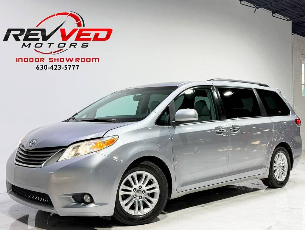 2011 Toyota Sienna Base — Minivan — 140,809 mi — Addison, IL