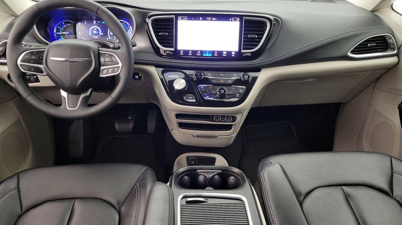 2024 Chrysler Pacifica Hybrid Select — Minivan — 13,149 mi — Bakersfield, CA