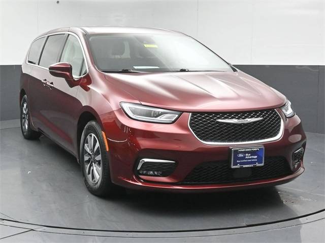 2022 Chrysler Pacifica Hybrid Touring L — Minivan — 28,570 mi — Naperville, IL